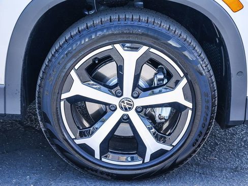 New 2025 Volkswagen Tiguan SE image 19