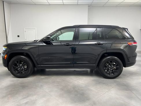 Used 2024 Jeep Grand Cherokee Altitude image 4
