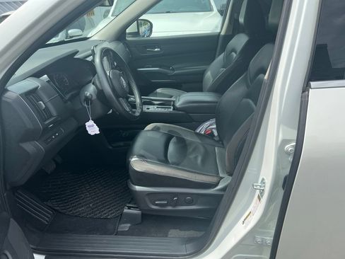 Used 2023 Nissan Pathfinder SL FWD image 4