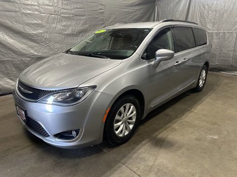 Used 2017 Chrysler Pacifica Touring-L image 3