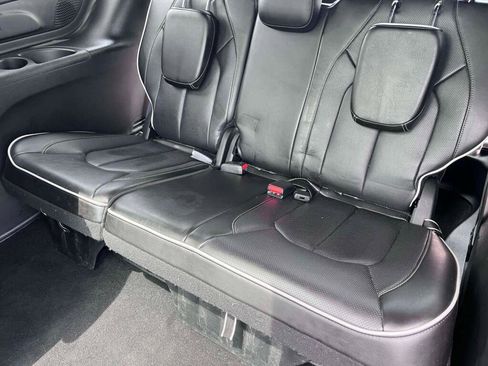 Used 2025 Chrysler Pacifica Limited FWD image 18