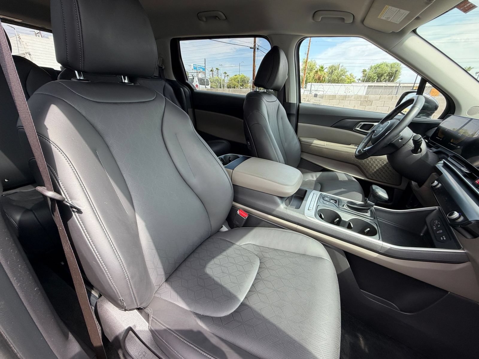 Used 2026 Kia Carnival FWD image 37