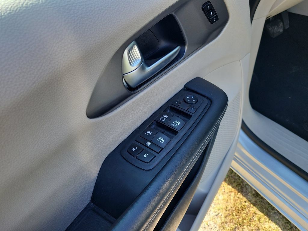 Used 2023 Chrysler Pacifica Touring-L FWD image 22