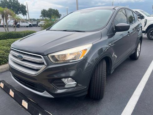 Used 2019 Ford Escape SE FWD image 2
