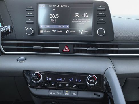 Used 2025 Hyundai Elantra Hybrid FWD image 12