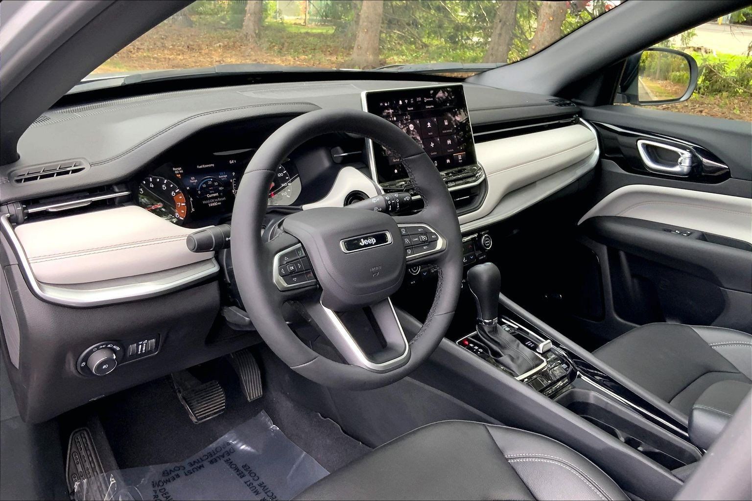 Used 2025 Jeep Compass Limited w/ Sun & Sound Group AWD/4WD image 14