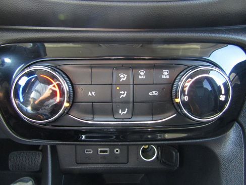 Used 2020 Buick Encore GX Preferred w/ Sport Touring Package FWD image 16