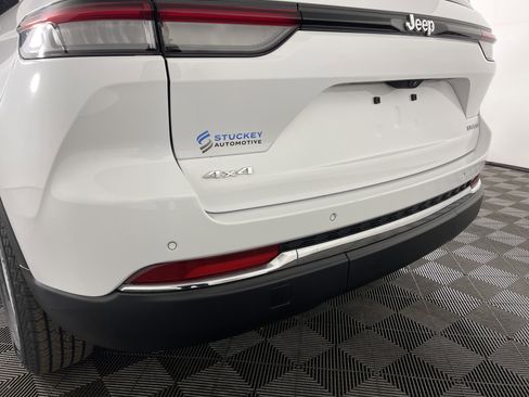 Used 2023 Jeep Grand Cherokee Laredo w/ Luxury Tech Group I image 6