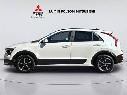 Used 2025 Kia Niro LX FWD image 2