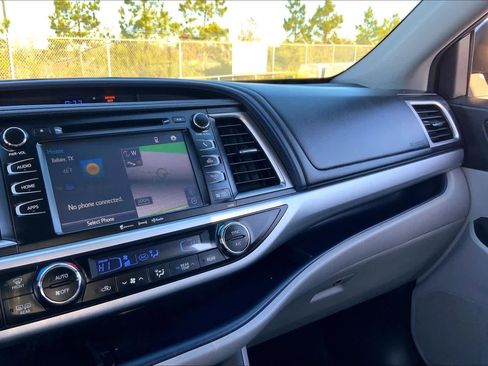 Used 2018 Toyota Highlander XLE image 34