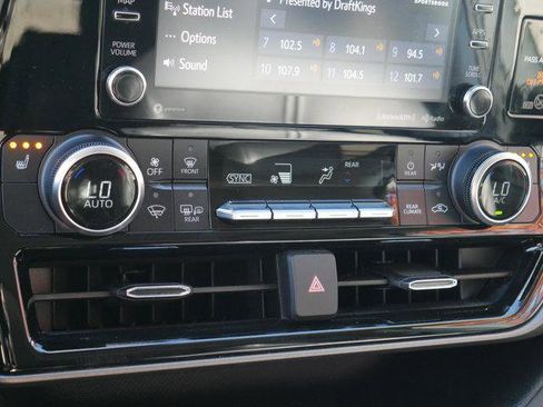 Used 2022 Toyota Highlander XLE AWD/4WD image 20