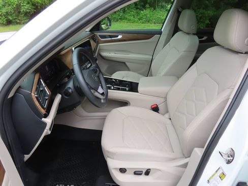 Used 2025 Volkswagen Atlas SE w/ Panoramic Sunroof Package AWD/4WD image 23