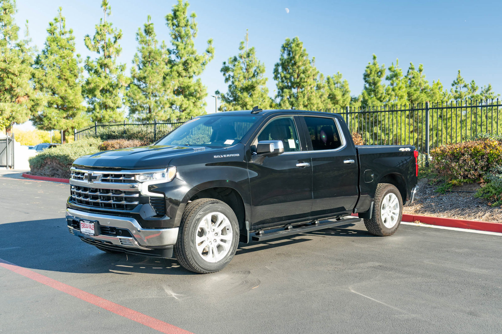 Used 2023 Chevrolet Silverado 1500 LTZ w/ Technology Package AWD/4WD image 3
