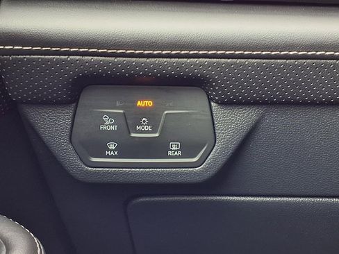 Used 2025 Volkswagen Atlas Cross Sport SE image 15