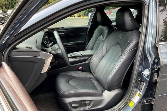 Used 2022 Toyota Avalon XLE FWD image 3
