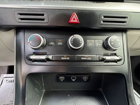 Used 2022 Kia Carnival LX image 22