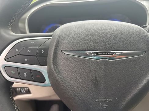 Used 2024 Chrysler Pacifica Touring-L image 24