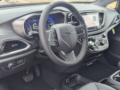 New 2026 Chrysler Pacifica Select image 10