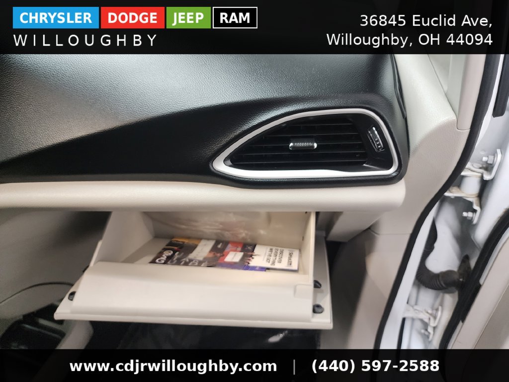 Used 2023 Chrysler Pacifica Touring-L FWD image 37