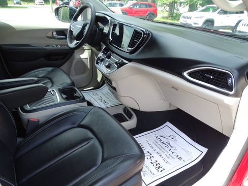 Used 2024 Chrysler Pacifica Touring-L FWD image 45