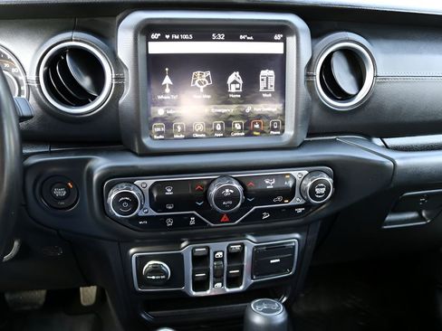 Used 2018 Jeep Wrangler Unlimited Sahara AWD/4WD image 23
