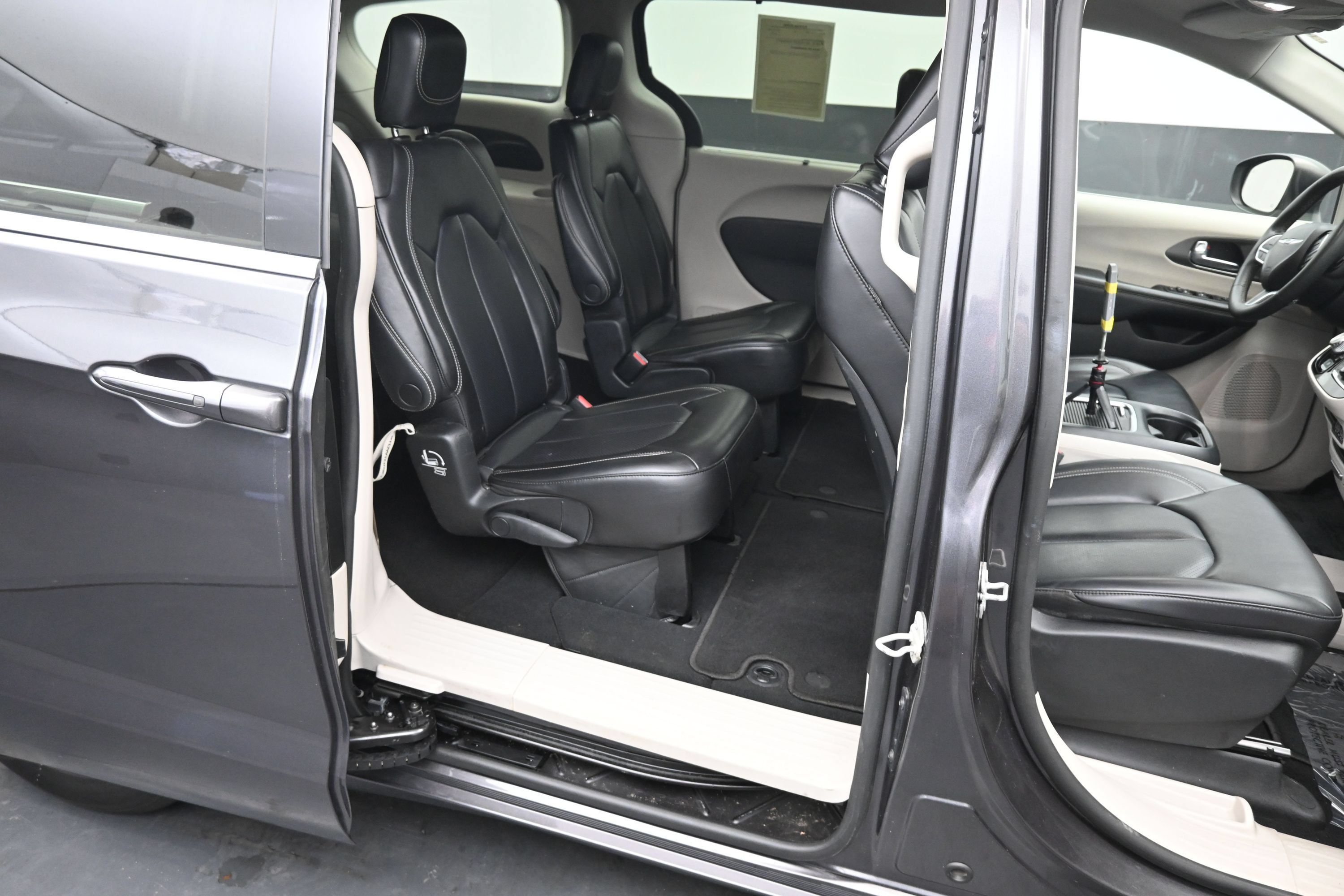 Used 2023 Chrysler Pacifica Touring-L FWD image 13