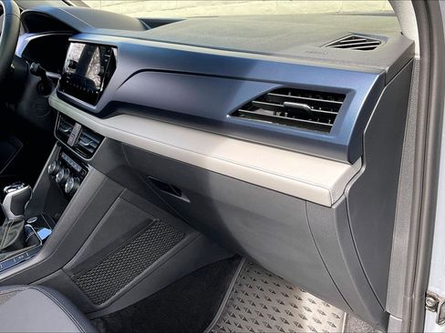 Certified 2024 Volkswagen Taos SE w/ Panoramic Sunroof Package image 16