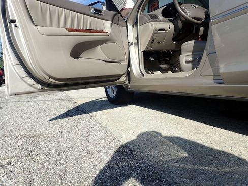 Used 2006 Toyota Camry XLE w/ VSC & Side Airbag Pkg FWD image 10