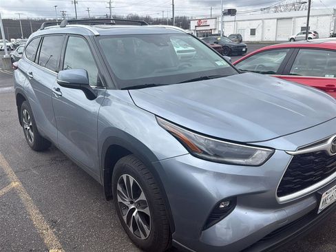Used 2021 Toyota Highlander XLE image 2