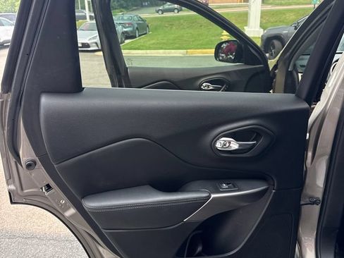 Used 2019 Jeep Cherokee Limited AWD/4WD image 9