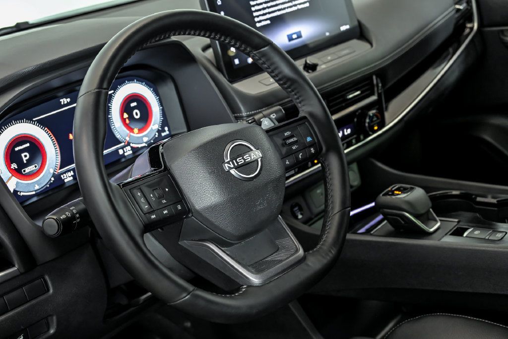 Used 2025 Nissan Rogue SL AWD/4WD image 15