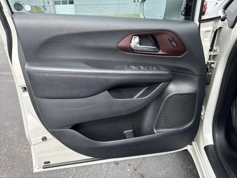 Used 2020 Chrysler Pacifica Limited image 9