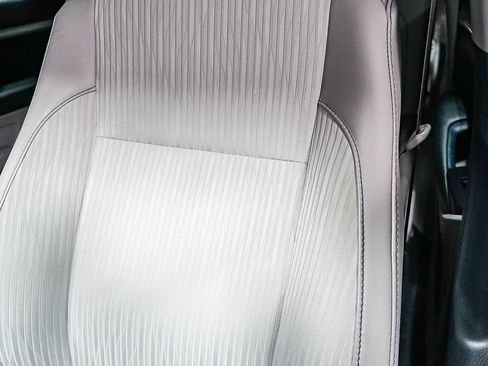 Certified 2019 Toyota Highlander Plus FWD image 28