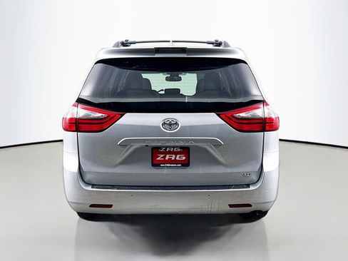 Used 2020 Toyota Sienna XLE image 4