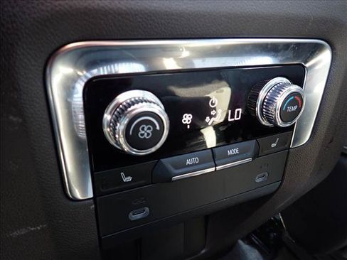 Used 2022 GMC Yukon SLT w/ SLT Luxury Package AWD/4WD image 10