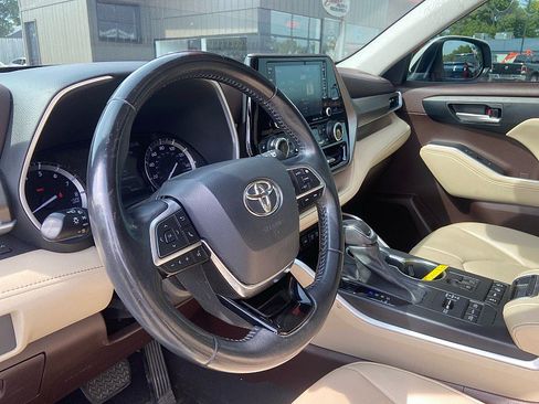 Used 2021 Toyota Highlander XLE AWD/4WD image 13