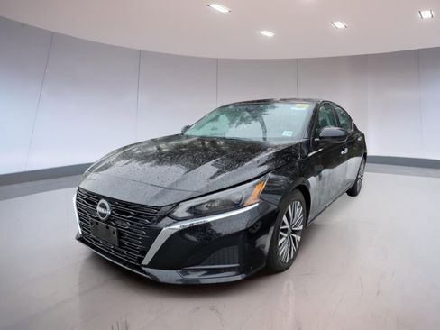 Used 2024 Nissan Altima 2.5 SV image 2