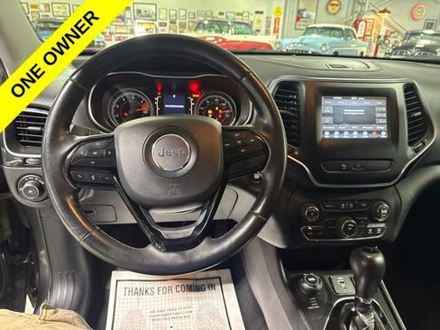 Used 2019 Jeep Cherokee Latitude Plus AWD/4WD image 16
