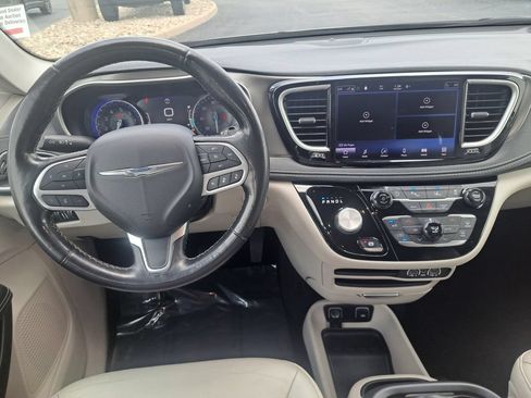 Used 2021 Chrysler Pacifica Touring-L FWD image 13