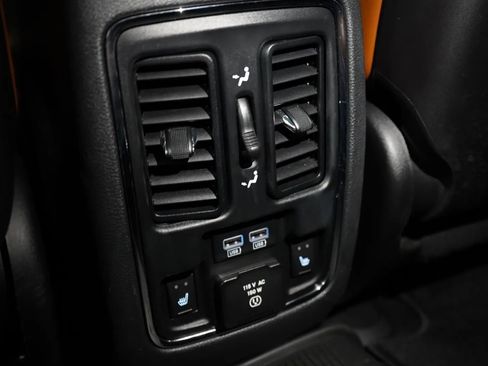 Used 2016 Jeep Grand Cherokee SRT image 31