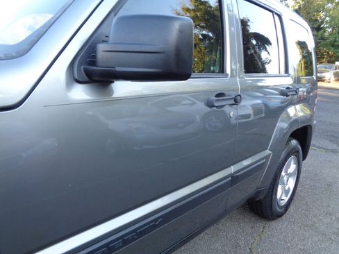 Used 2012 Jeep Liberty Sport image 11