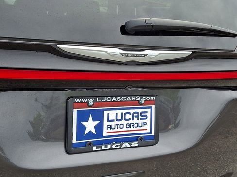 Used 2023 Chrysler Pacifica Touring-L FWD image 32