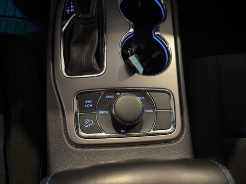 Used 2020 Jeep Grand Cherokee Laredo AWD/4WD image 12