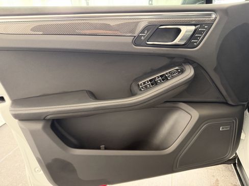 Certified 2025 Porsche Macan image 15