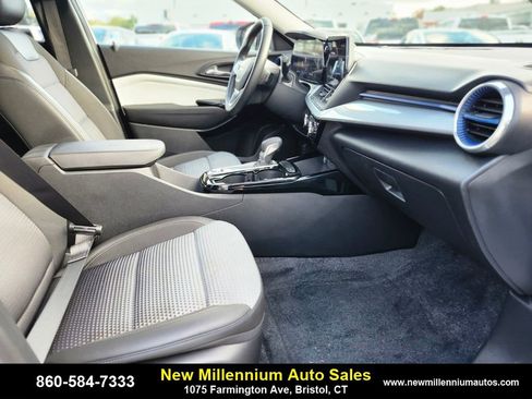 Used 2025 Chevrolet Trax LT w/ Driver Confidence Package image 11