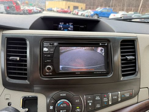 Used 2013 Toyota Sienna XLE w/ Entertainment Pkg FWD image 11