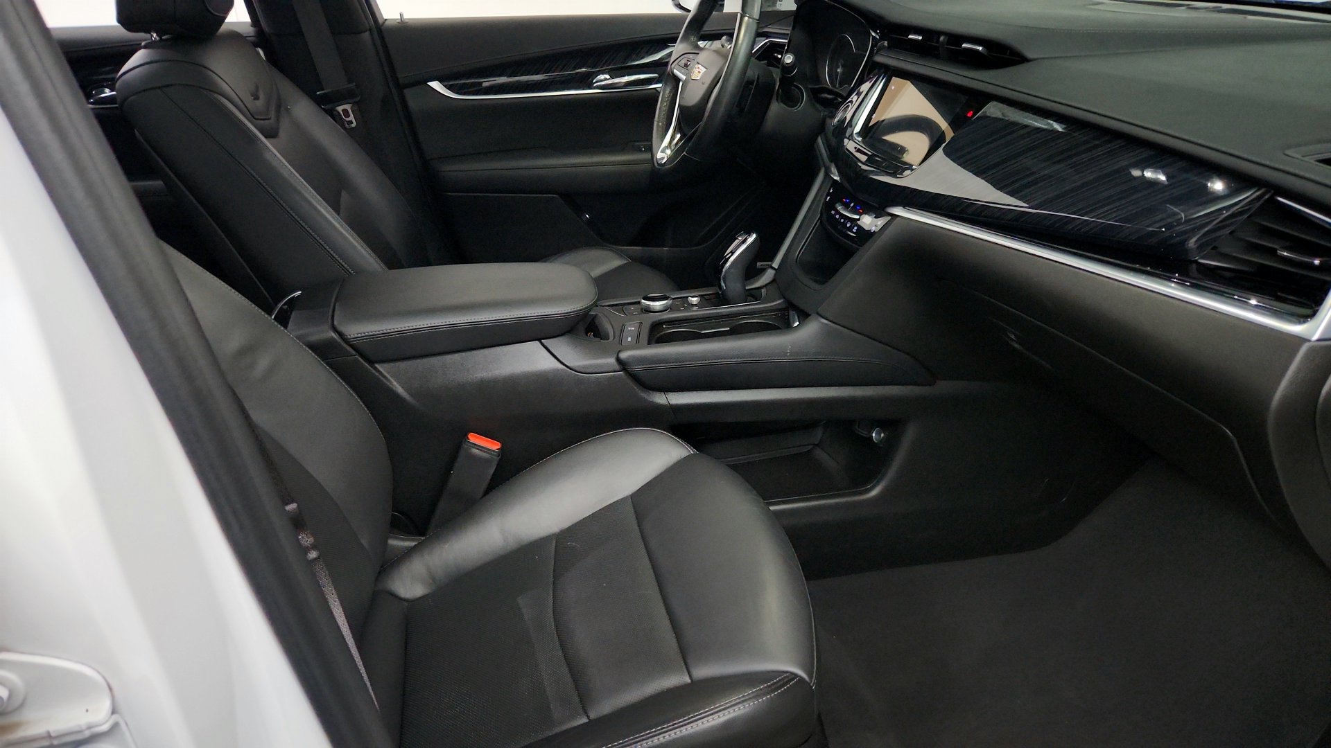 Used 2024 Cadillac XT6 Premium Luxury w/ LPO, Floor Liner Package FWD image 27