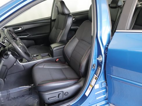 Used 2017 Toyota Camry SE w/ Moonroof Package FWD image 8
