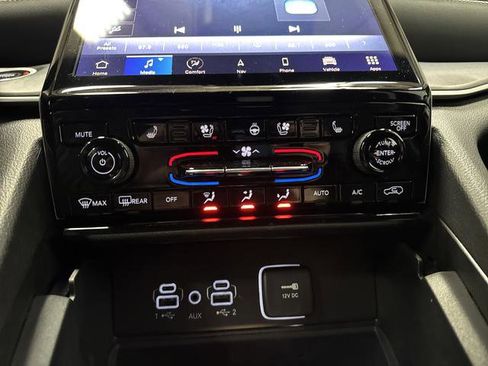 Used 2024 Jeep Grand Cherokee Limited w/ Luxury Tech Group II image 20