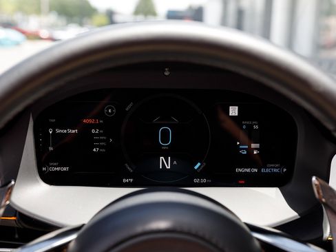 Used 2025 McLaren Artura Spider RWD image 37